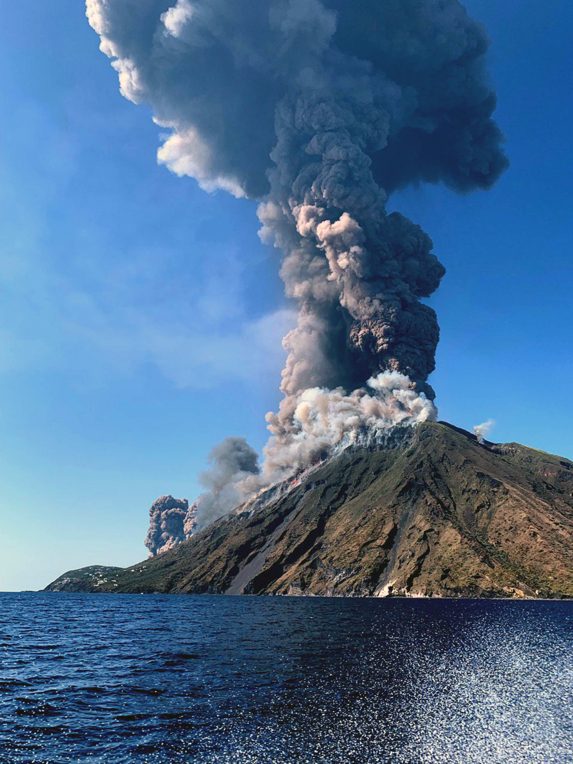 ▲▼義大利南方小島斯特龍伯利島（Stromboli）火山噴發。（圖／達志影像／美聯社）