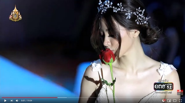 ▲▼《吹落的樹葉》玫瑰之吻。（圖／翻攝自YouTube／One31）