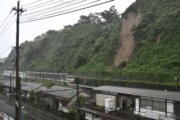 ▲▼九州豪雨，南鹿兒島車站附近發生山體滑坡。（圖／達志影像／美聯社）