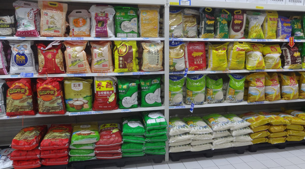 ▲市場內大陸從越南進口的袋裝米。（圖／CFP）