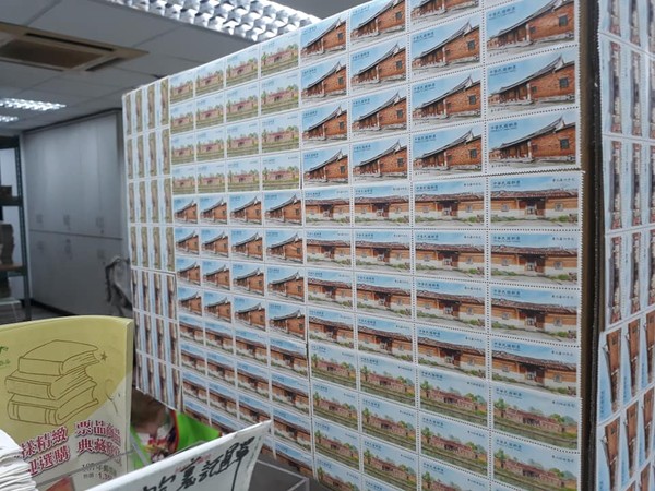 ▲▼幫妹寄包裹！她貼496張郵票「秒變台灣之光」民眾看傻…郵戳蓋到手廢（圖／翻攝臉書爆怨公社）