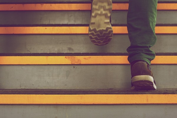 ▲一般樓梯並沒有考量到行動不便者，行走上較危險。（圖／取自pixabay）
