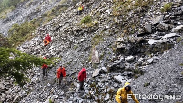 ▲▼呂姓山友獨自攀登奇萊北峰，因不熟路徑迷途，最後受困於山區而求救。（圖／花蓮消防局提供，下同）