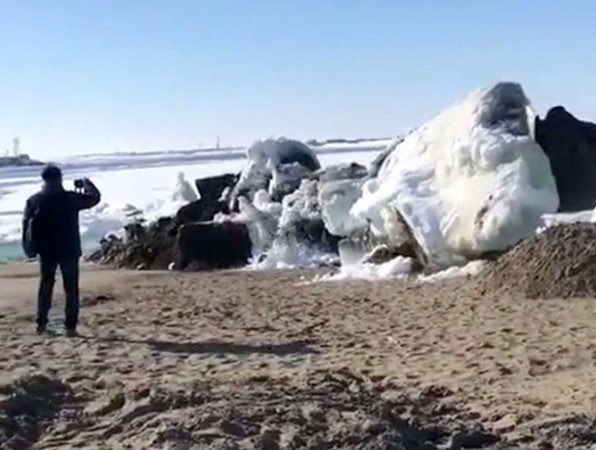 ▲俄「冰海嘯」席捲葉尼塞河　4.8M冰山「爆破式瓦解河岸」（圖／翻攝自The Siberian Times）