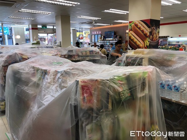 ▲台南市衛生局防疫人員在東菜市場進行化學防治與強力孳清，防止疫情擴大發生。（圖／記者林悅翻攝，下同）
