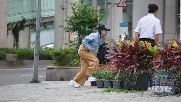 謝忻手拿背包，以溜之大吉的姿態衝往家中，不知道的人還以為她在躲債。