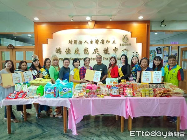 ▲6位曾參與馬來西亞華埠親善大使選美比賽獲獎的女企業家，事業有成回饋社會，贈送一批物資給位於台南市「鴻佳啟能庇護中心」。（圖／記者林悅翻攝）