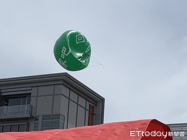 ▲長榮罷工第16天風大，早上10:30高掛南崁現場的綠氣球破了。（圖／記者彭懷玉攝）