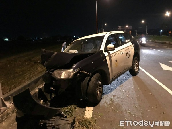 ▲▼虎警攔截圍捕可疑車輛遭碰撞，警察同仁受傷。（圖／記者傅誠攝）