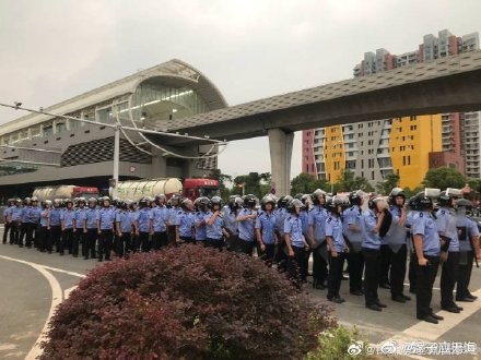 ▲30萬人口住宅區強制興建焚化爐！　武漢抗議者上街遭警「爆打流血」（圖／翻攝微博）