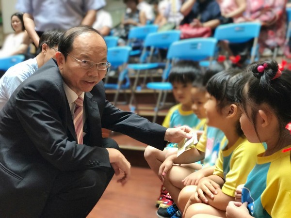 ▲台中市教育局長楊振昇和上百家幼兒園簽約。（圖／台中市政府提供）