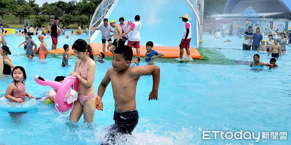 ▲▼5日下午3時童玩節試玩免費入園，大批遊客歡樂戲水大玩特玩，直呼賺到了。（圖／游芳男攝，下同）