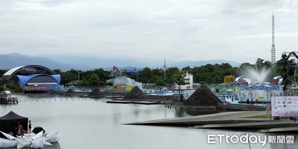 ▲▼5日下午3時童玩節試玩免費入園，大批遊客歡樂戲水大玩特玩，直呼賺到了。（圖／游芳男攝，下同）