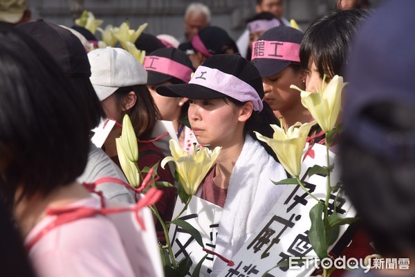 ▲▼長榮罷工空服員從南崁步行到凱道向蔡總統請命。（圖／記者李毓康攝）