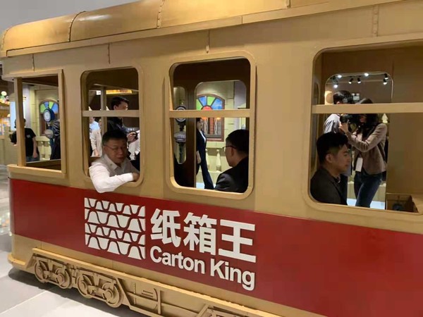 ▲台北市長柯文哲搭乘紙製鐺鐺車「麗寶號」。（圖／麗寶集團提供）