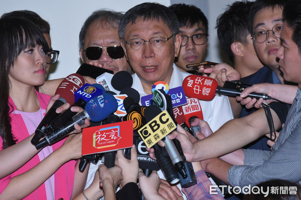 ▲台北市長柯文哲雙城論壇返國，受到大批支持者歡迎。（圖／記者林敬旻攝）