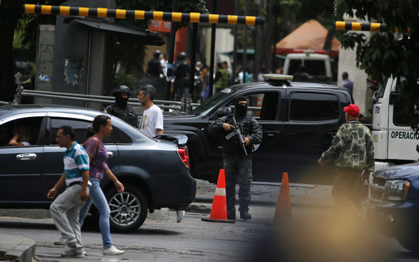 ▲▼委內瑞拉一名警方情報局武裝人員在加拉加斯街頭站崗。（圖／達志影像／美聯社）