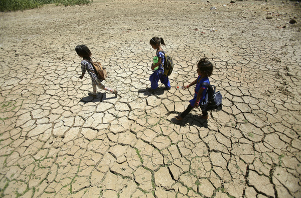 ▲▼印度熱浪，3名兒童走過賈姆穆（Jammu）郊外。（圖／達志影像／美聯社）