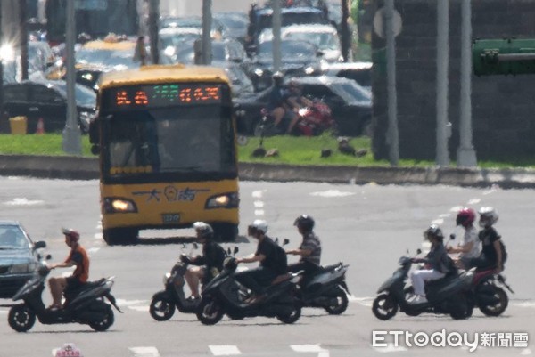 ▲▼ 熱流,炎熱,夏天,大熱天,汽車,機車,行人,北門,忠孝西路,熱浪,柏油融化,夏日（圖／記者季相儒攝）