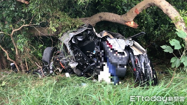 ▲▼中山高重慶北路匝道發生一起嚴重的死亡車禍，車輛斷成2截，張姓駕駛慘死車內。（圖／記者趙永博攝）