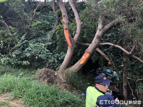 ▲▼中山高重慶北路匝道發生一起嚴重的死亡車禍，車輛斷成2截，張姓駕駛慘死車內。（圖／記者趙永博攝）