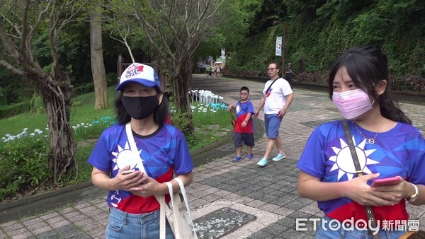 ▲▼不少韓粉一早就到壽山動物園，想捕捉野生韓國瑜。（圖／記者賴君欣攝）