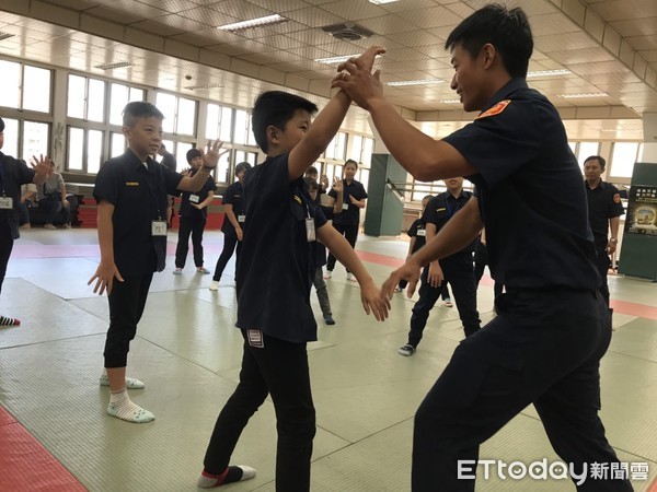 ▲平鎮警分局「青春波麗士神探體驗營」，小朋友體驗擒拿訓練。（圖／記者沈繼昌攝）