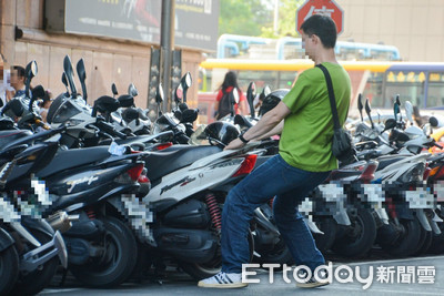 停車場牽車！愛車「爆唱聖誕歌」一族群秒懂　共鳴笑噴：社死