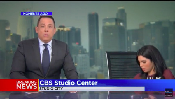 ▲▼美國CBS新聞台主播報新聞遇上地震，躲到桌子底下。（圖／翻攝自YouTube／CBS Los Angeles）