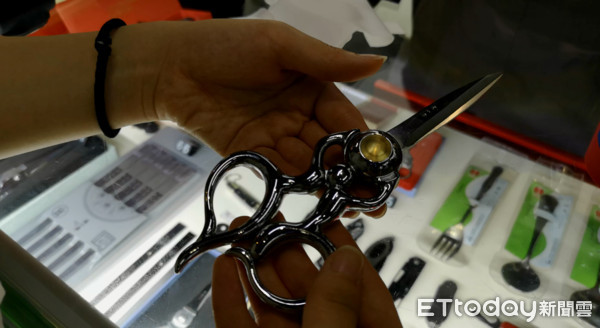 ▲杭剪張小泉推出的北京奧運紀念款「運動員造型」剪刀。（圖／記者韋依蘋攝）
