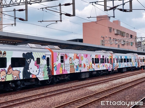 ▲▼Hello Kitty環島之星彩繪列車。（圖／記者賴文萱攝）