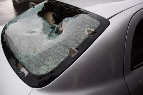 ▲突降的冰雹砸壞車後擋風玻璃。（圖／翻攝大陸網站）