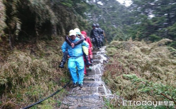 ▲排雲山莊雲豹登山隊靠人力背負，徒步行走十幾公里山路受傷山友背下山，沒有收取任何費用。（圖／玉管處提供）