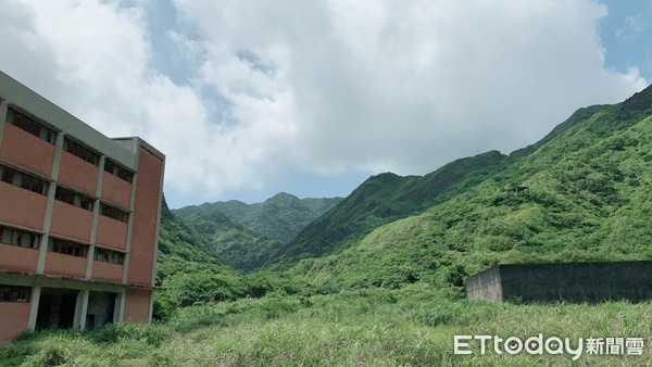 ▲ 瑞芳半屏瀑布警官拍照失足摔傷 昨晚搜救未果今2度上山救援。（圖／記者郭世賢翻攝）