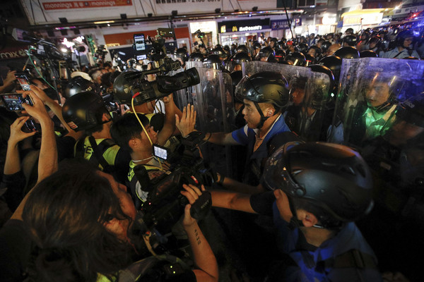 ▲▼九龍大遊行結束後，仍有大批示威者與警方展開對峙。（圖／達志影像／美聯社）