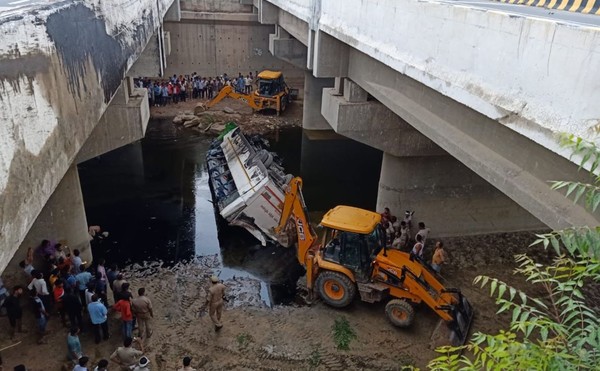 ▲▼印度巴士高速公路翻覆，摔落河中至少29死。（圖／翻攝自推特／Sachin Kumar）