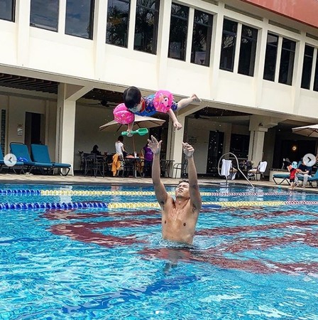 ▲黑人趁著週末親自教飛飛翔翔學游泳。（圖／翻攝自黑人Instagram）