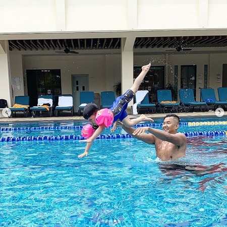 ▲黑人趁著週末親自教飛飛翔翔學游泳。（圖／翻攝自黑人Instagram）