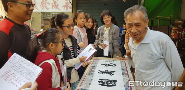 ▲台南忠義國小，選擇「木匾大師黃耀如老師傅」作研究對象，獲國際學校網界博覽會白金獎。（圖／記者林悅翻攝）