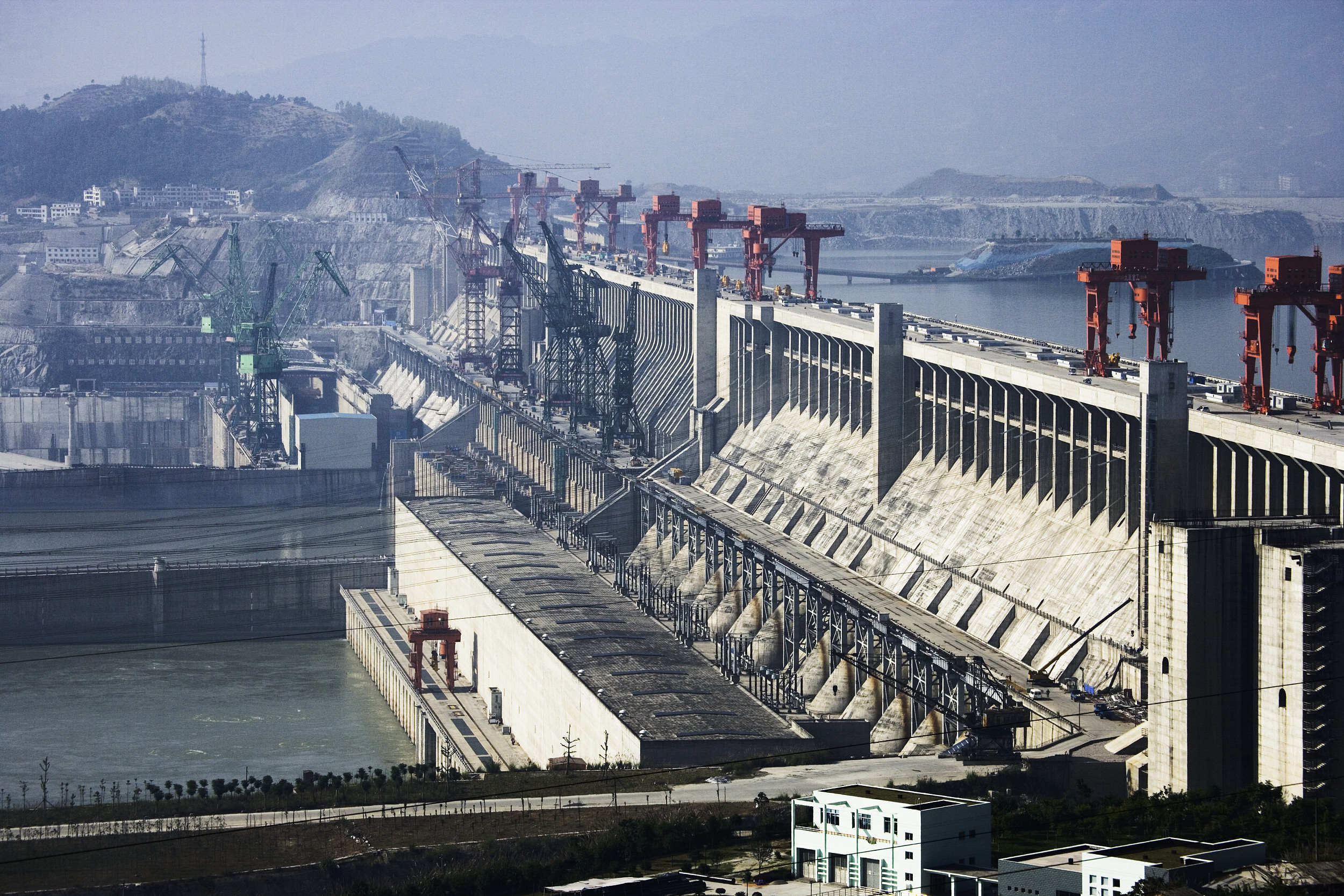 В какой стране крупнейшая гэс. ГЭС три ущелья Китай. ГЭС на Янцзы. ГЭС «три ущелья» («Санься»). Плотина на Янцзы.