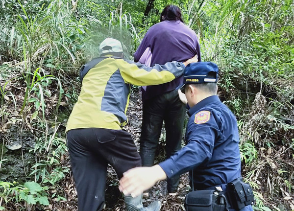 ▲員警幫助走失婦女下山。（圖／記者林妍君翻攝）