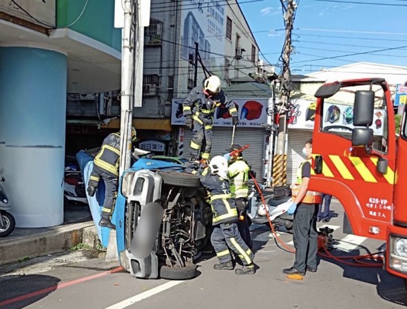 ▲▼台中太平自撞翻車。（圖／民眾提供）