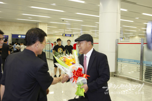 ▲崔仁國6日從北京出發，抵達平壤順安機場。（圖／翻攝自《我們民族之間》）