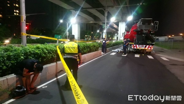 ▲▼妻子騎Ubike遭水泥車壓爆頭顱，丈夫趕抵現場掩面痛哭、情緒崩潰。（圖／民眾提供）