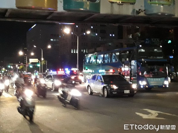 ▲▼北市士林區中正路福港街口，遊覽車追撞三輛機車。（圖／記者邱中岳翻攝）