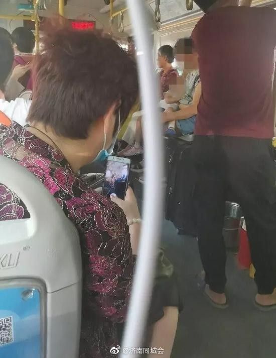 ▲▼一位年輕媽媽公車上哺乳被偷拍。（圖／翻攝自微博）