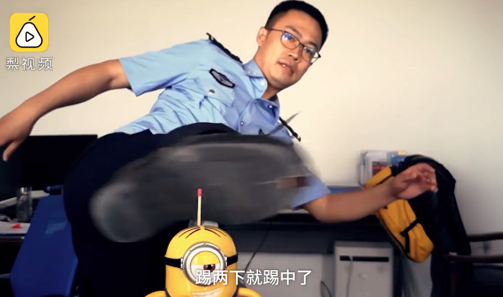 ▲▼戴眼鏡的男警一腳帥氣踢燃火柴。（圖／翻攝自《梨視頻》）