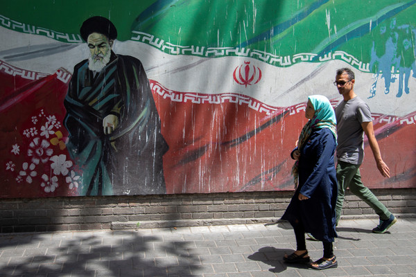 ▲▼伊朗人民在街上走路。（圖／路透）