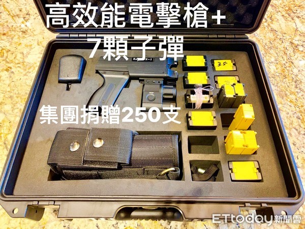 ▲愛爾麗集團總裁常如山捐贈250支高效能電擊槍，預計七月底交付第一線單位使用。（圖／愛爾麗集團提供）