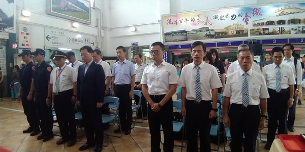 ▲▼殉職勇警屍骨未寒台鐵開表揚大會，底下網友譙翻天，台鐵說明澄清。（圖／畫面翻攝fun臺鐵）